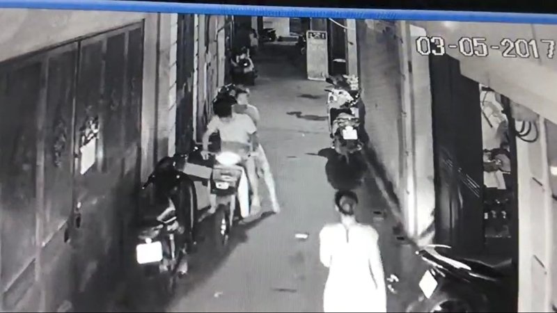 Vo chong dua be gai di trom tui xach hinh anh