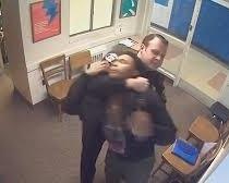 Hieu truong truong trung hoc My bao hanh hoc sinh da mau hinh anh