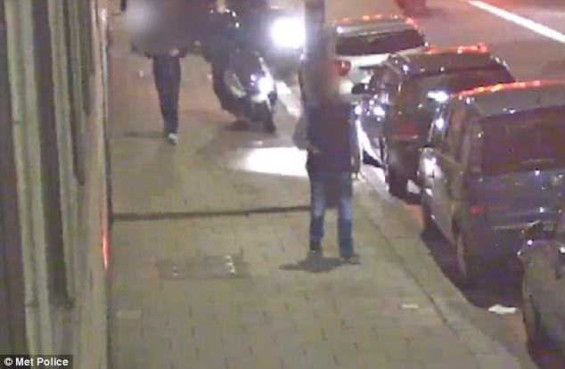 Bang cuop dong ho bat thanh giua duong pho London hinh anh