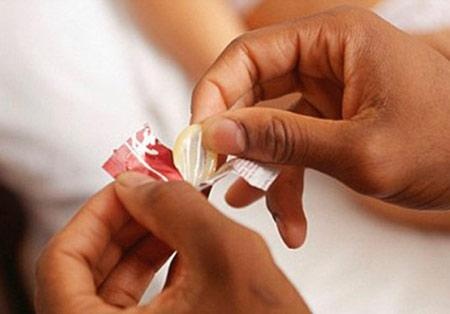 Tu y coi 'ao mua', nguoi dan ong Phap linh an treo hinh anh