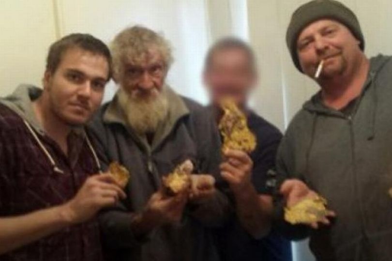 3 nguoi o Australia bi bat vi khoe anh nhat duoc vang len Facebook hinh anh