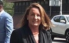 Doi uong ruou tren may bay, nu doanh nhan Anh bi phat 1.400 USD hinh anh