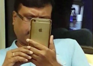 Bat qua tang ga trai quay len phu nu tren tau dien ngam o Singapore hinh anh