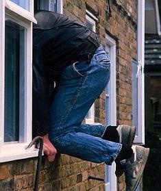 Nghi pham trom tien o Bali tron qua cua so toilet truoc buoi xet xu hinh anh