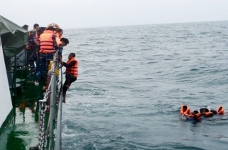 Tau cung 8 thuyen vien bi dam chim trong dem o Lach Huyen hinh anh