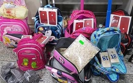 Dung hoc sinh tieu hoc Trung Quoc de buon lau dien thoai hinh anh