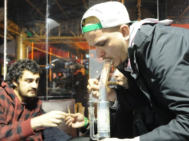 Uruguay cho phép hút cần sa ảnh 1 Uruguay cho phep hut can sa anh 1