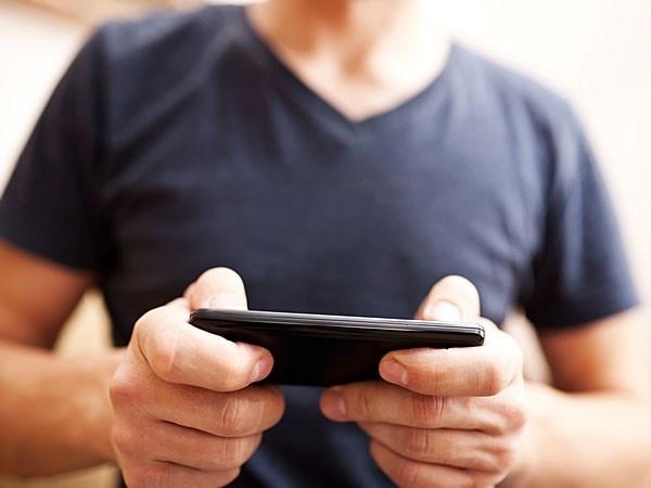 Nhan vien sua dien thoai o My trom clip 'nong' cua khach hinh anh