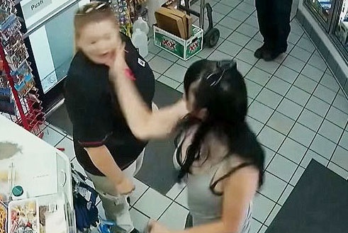 Khach hang o My tat va gay go voi nhan vien tram xang hinh anh