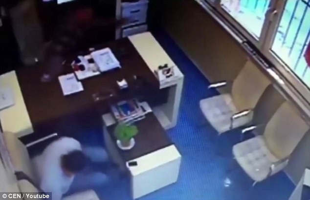 Ban chet ban vi tuong sung khong co dan hinh anh