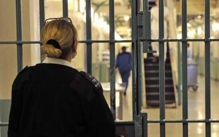 Nu giam sat vien trai giam o My mang thai voi tu nhan hinh anh