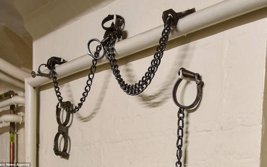 Ben trong don canh sat tung giam giu bang dang khet tieng nuoc Anh hinh anh