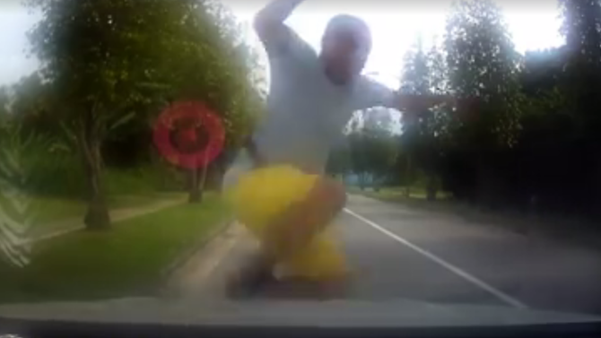 Nguoi dan ong Singapore lao minh vao nap capo hinh anh