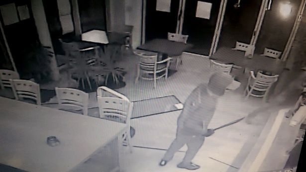 Ong chu nha hang o Anh dap tra bang dang trom cuop hinh anh