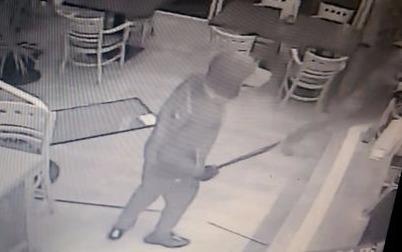 Camera ghi hinh 4 ke tan cong chu quan ruou o Anh bang sung, ma tau hinh anh