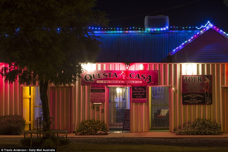 Nha tho lau doi o Australia: Tung dien ra cong khai canh don canh sat hinh anh