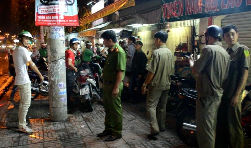 Tài xế Grabbike hỗn chiến ở bến xe miền Tây ảnh 2 Tai xe Grabbike hon chien o ben xe mien Tay anh 2