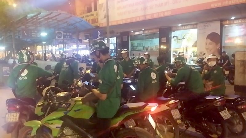 Tài xế Grabbike hỗn chiến ở bến xe miền Tây ảnh 3 Tai xe Grabbike hon chien o ben xe mien Tay anh 3