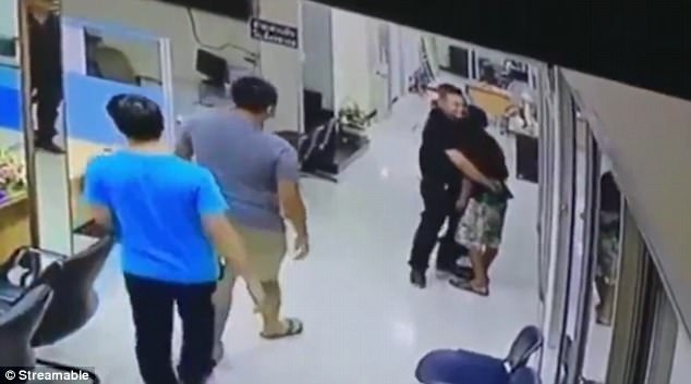 Nguoi dan ong dung dao tan cong don canh sat o Thai Lan hinh anh