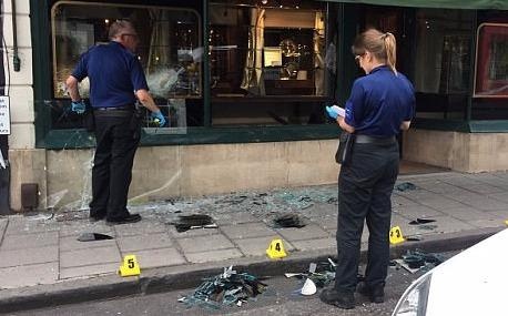 Hai thanh nien cuom 1,2 trieu USD trang suc giua ban ngay o Anh hinh anh