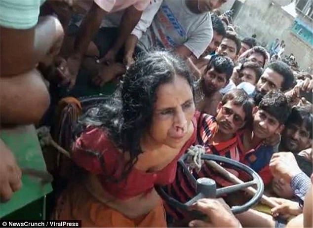 Nguoi phu nu An Do thiet mang vi bi nghi ngo bat coc tre con hinh anh