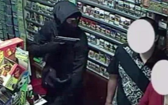 Nhom toi pham nhi o Italy co hanh vi bao luc giong bang dang sa luoi hinh anh