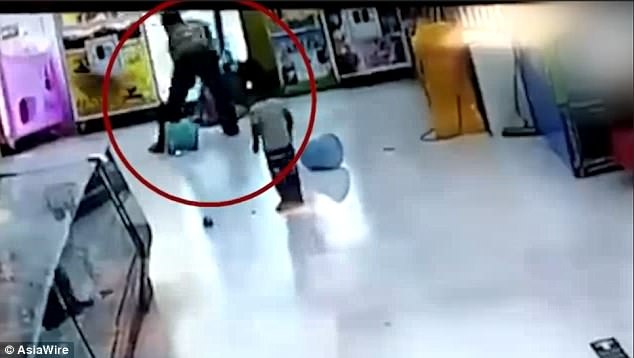 Nguoi cha Trung Quoc hanh hung con gai ngay giua sieu thi hinh anh