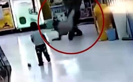 Tam giam nguoi cha hanh hung con gai giua sieu thi o Trung Quoc hinh anh