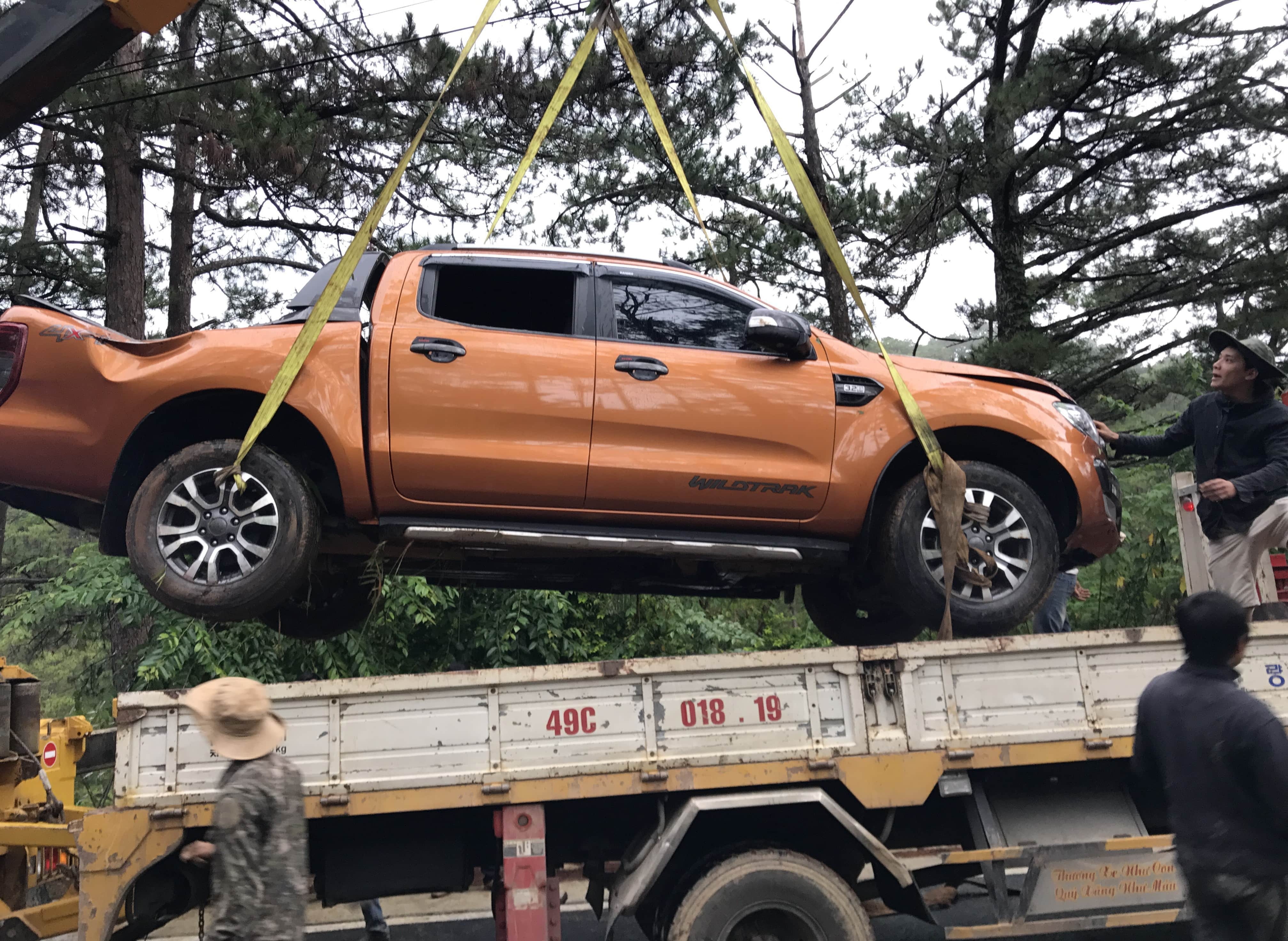 Oto lao xuong deo Prenn, 3 nguoi may man thoat nan hinh anh