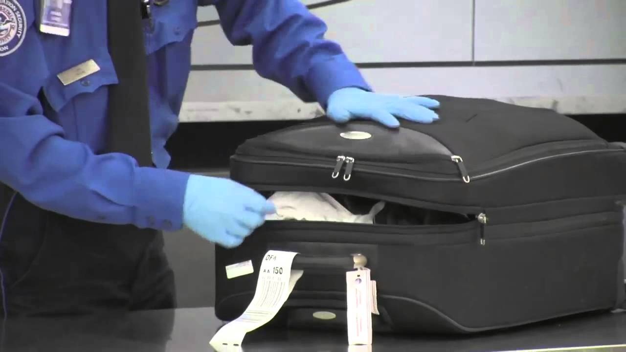 Canh sat Italy rao riet dieu tra nan trom do o san bay hinh anh