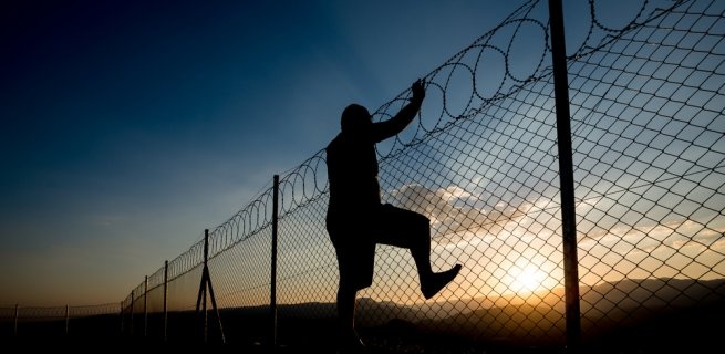 Canh sat My tom gon nhom pham nhan vuot nguc hinh anh