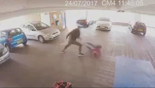 Vo si MMA tom gon ten trom oto o Anh hinh anh