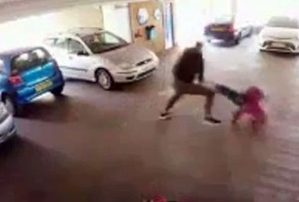 Vo si MMA o Anh ha guc ke gian o bai dau oto hinh anh