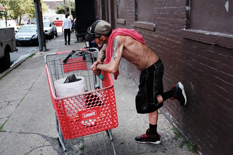 Nguoi vo gia cu, con nghien vat vo trong o ma tuy o Philadelphia hinh anh