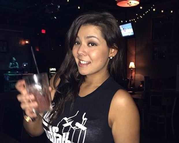 Hai dua tre My thiet mang vi bi me nhot phat trong oto hinh anh