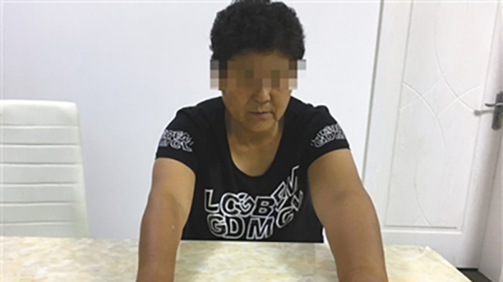 Nhom phu nu nguoi Trung Quoc chuyen di hanh hung, doi no thue hinh anh