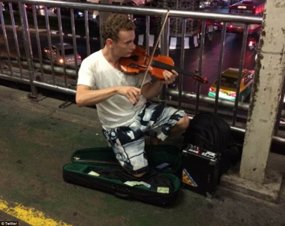 Xu ly khach Tay xin tien anh 2