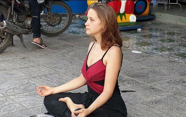 Khach Tay an xin: Cau chuyen nhuc nhoi khong chi o Viet Nam hinh anh