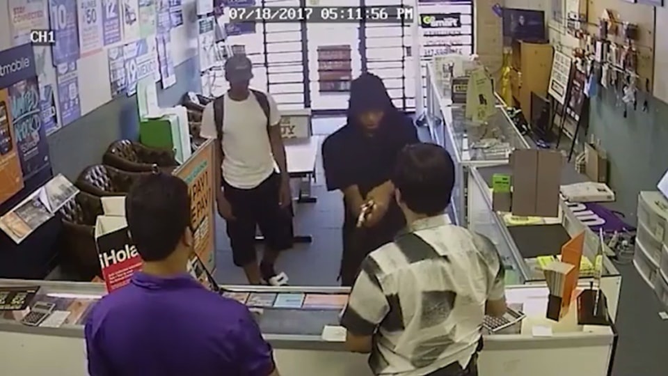 Đối đầu 2 tên cướp ảnh 1 Doi dau 2 ten cuop anh 1