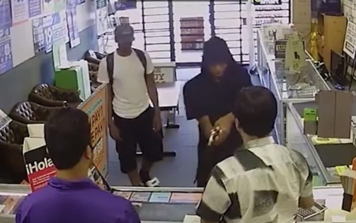 Cha con chu cua hang dien thoai doi dau 2 ten cuop o My dung sung hinh anh