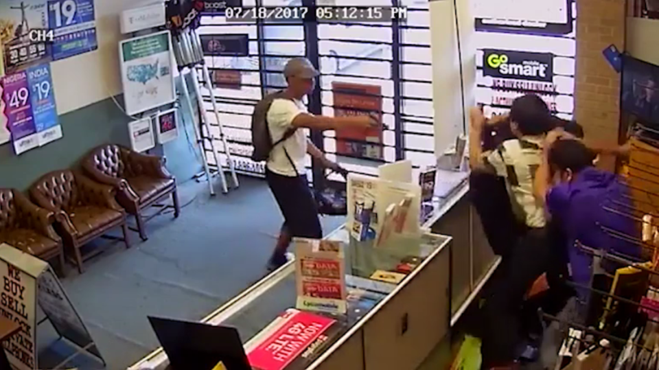 Nhom cuop co sung tan cong cua hang dien thoai hinh anh