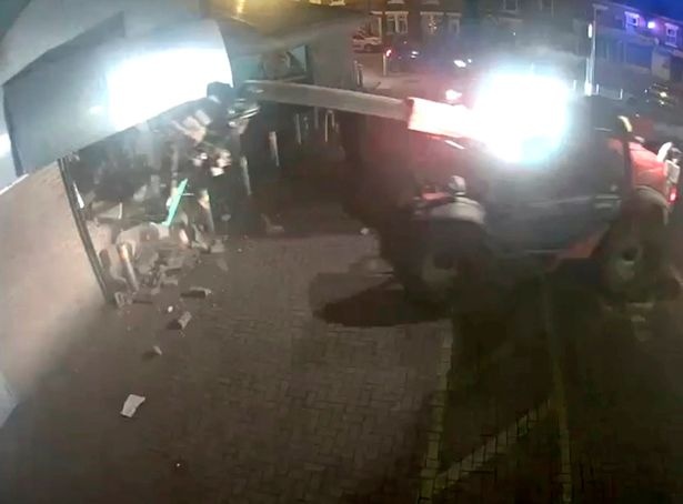 Dùng máy xúc để trộm cây ATM ảnh 1 Dung may xuc de trom cay ATM anh 1