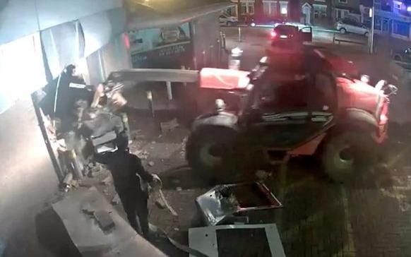 Nhom trom o Anh lai may xuc pha cay ATM hinh anh