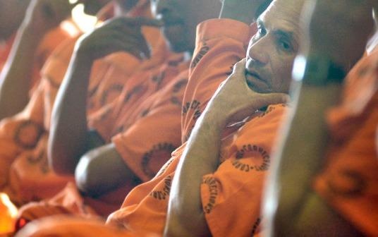 Pham nhan keu cuu vi bi nhoi nhet trong nha tu khet tieng Nam Phi hinh anh