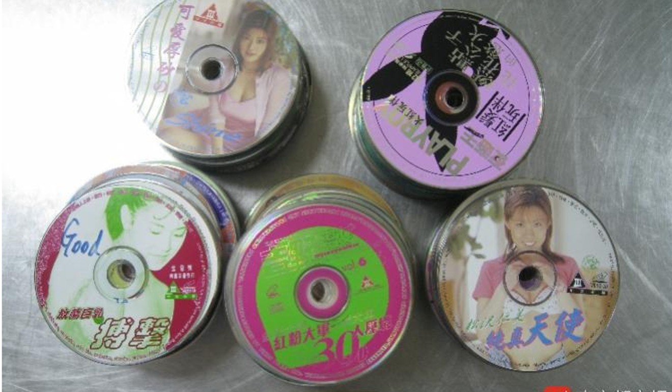 Nguoi dan ong Hong Kong bi bat vi mang theo 276 dia phim doi truy hinh anh