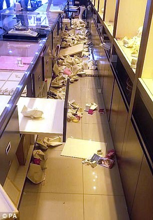 Duc tuong dot nhap tiem trang suc o Anh anh 1