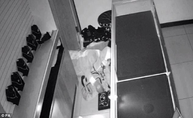 Nhom trom duc tuong dot nhap cua hang trang suc o Anh hinh anh