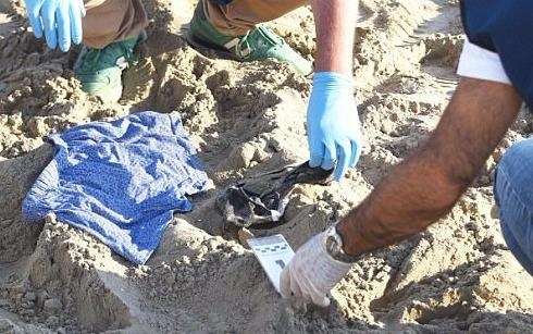 Nu du khach bi cuong buc tap the tren bai bien noi tieng o Italy hinh anh