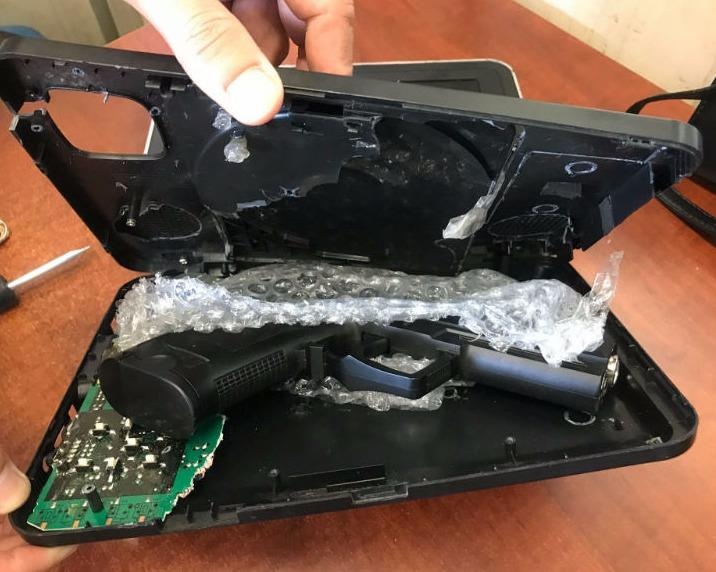 Phat hien chieu giau sung dan cuc doc qua duong san bay hinh anh