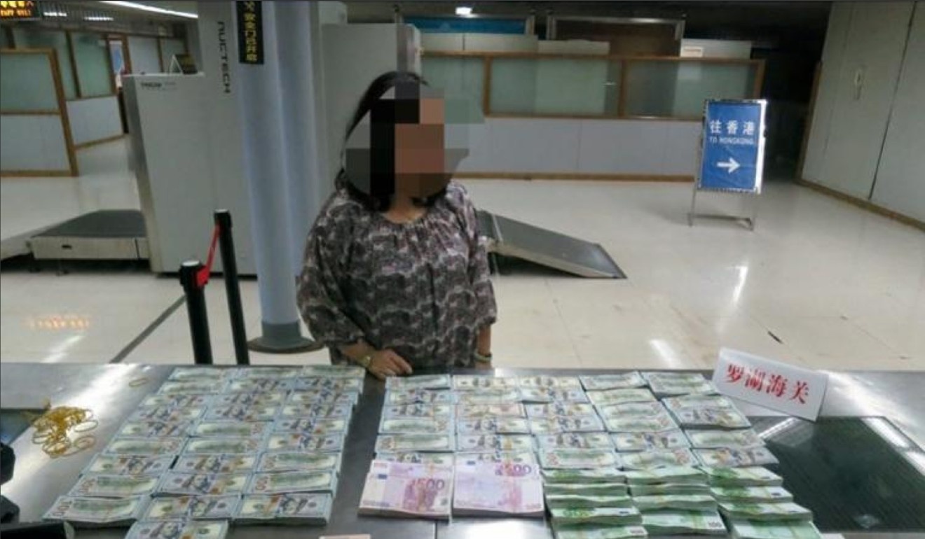 Dán tiền quanh bụng để buôn lậu  ảnh 1 Dan tien quanh bung de buon lau anh 1